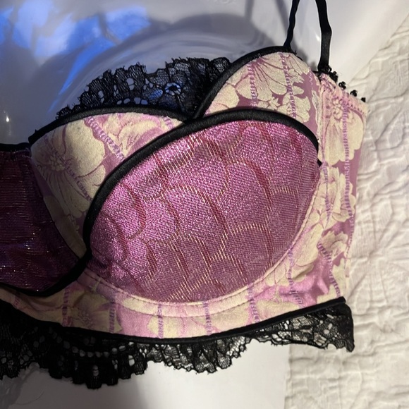 Fabulous brocade bra with lightly padded underwire cups and lace detail. - Picture 4 of 15